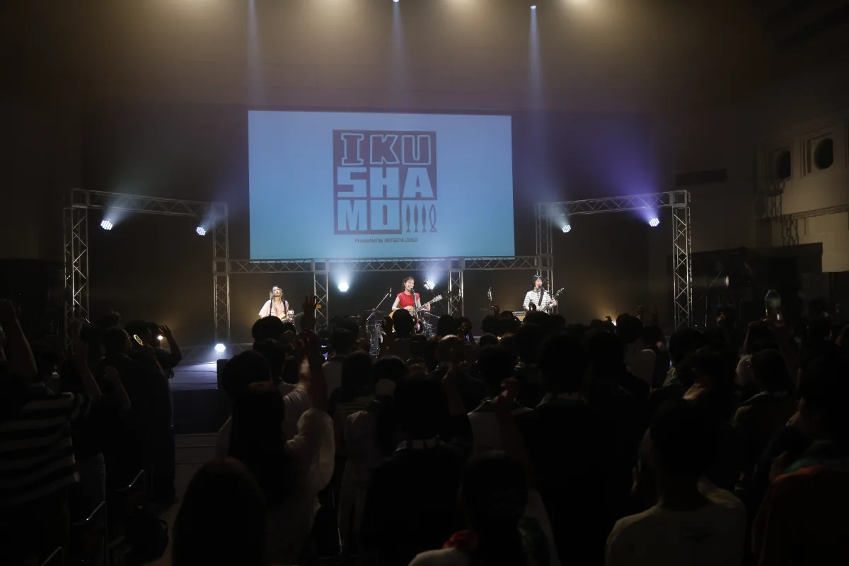 生田絵梨花とSHISHAMOのコラボバンド「IKUSHAMO」が熱狂の初ライブ！『三ツ矢サイダー』Presents「澄みきる！夏のIKUSHAMO トーク&ライブ」レポート