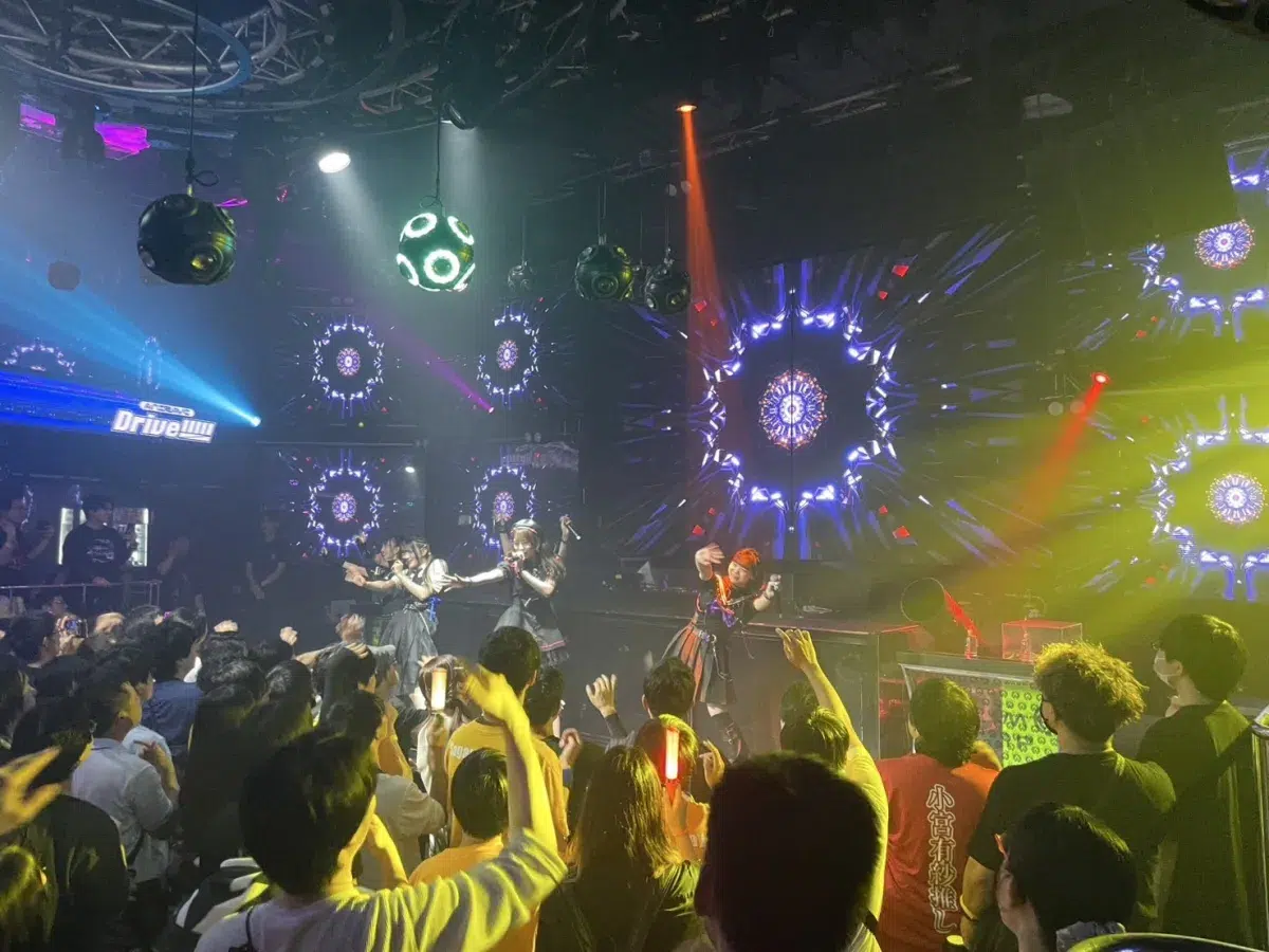 真夏の夜にクラブでアニソンを浴びる!!豪華8組が織りなす圧巻のパフォーマンス!motsu主催『アニレヴ Drive!!!!!』が・WARP SHINJUKUで開催! 4 真夏の夜にクラブでアニソンを浴びる!!豪華8組が織りなす圧巻のパフォーマンス!motsu主催『アニレヴ Drive!!!!!』が・WARP SHINJUKUで開催!