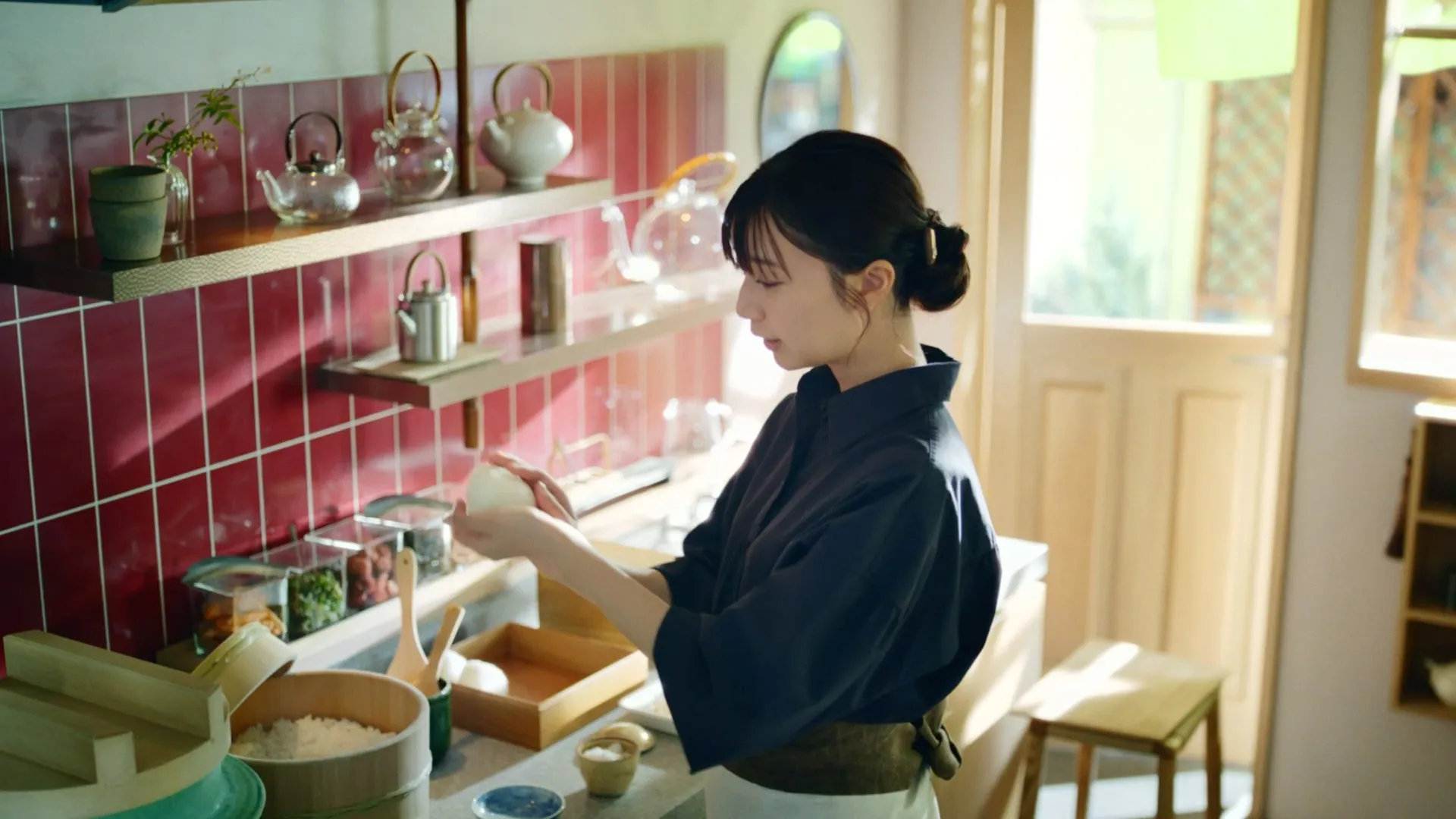 上白石萌歌さん出演の新CM「おにぎり食堂 綾鷹屋 おかかおにぎり」篇