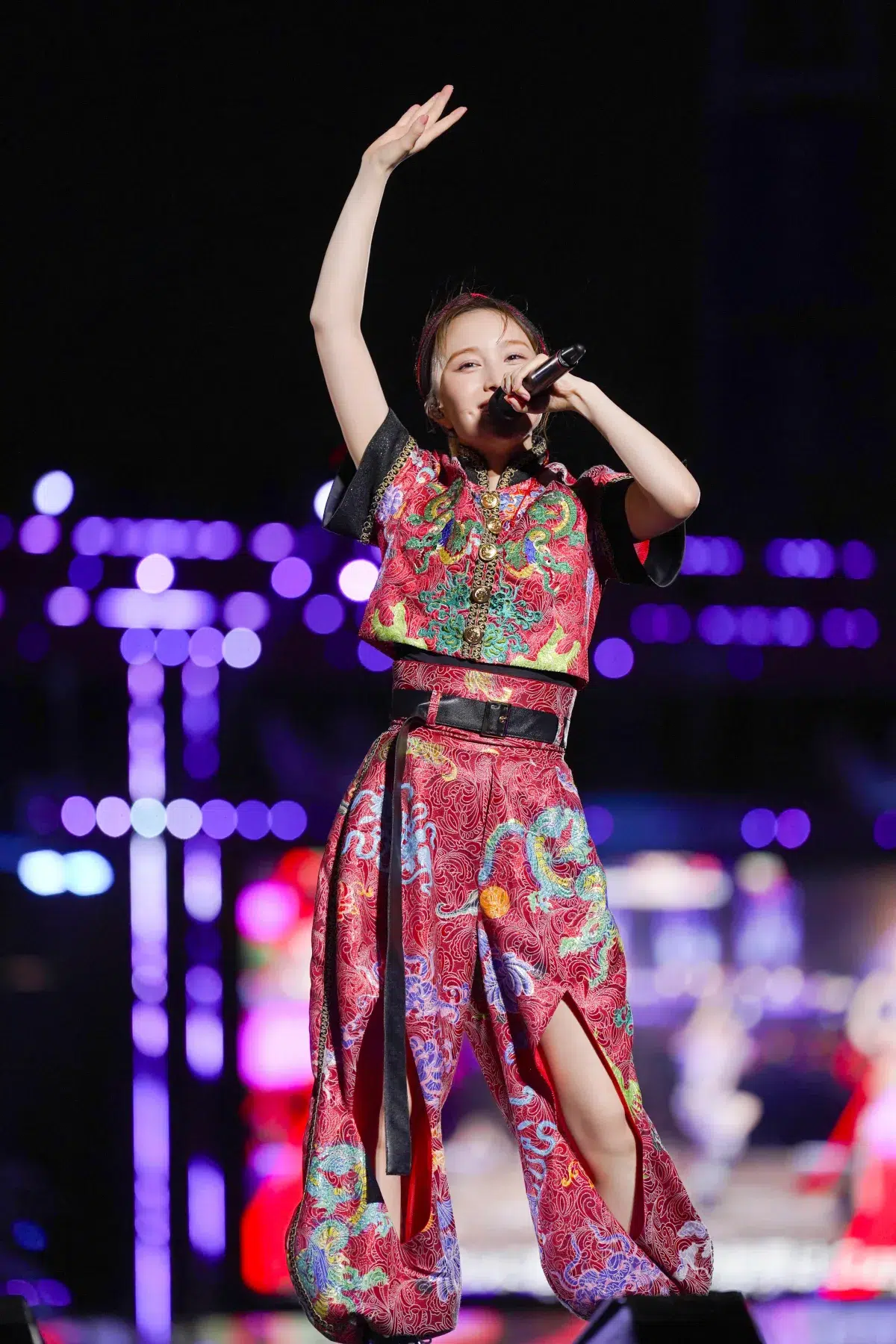ももクロが恒例の夏ライブ『ももクロ夏のバカ騒ぎ』を開催。花火、放水、盆踊り…初開催となる横浜スタジアムでモノノフと共に熱狂した真夏の祝祭的な2日間