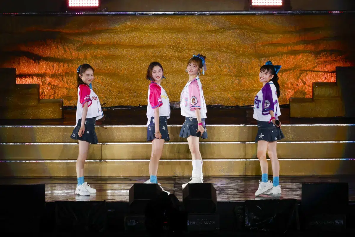 ももクロが恒例の夏ライブ『ももクロ夏のバカ騒ぎ』を開催。花火、放水、盆踊り…初開催となる横浜スタジアムでモノノフと共に熱狂した真夏の祝祭的な2日間