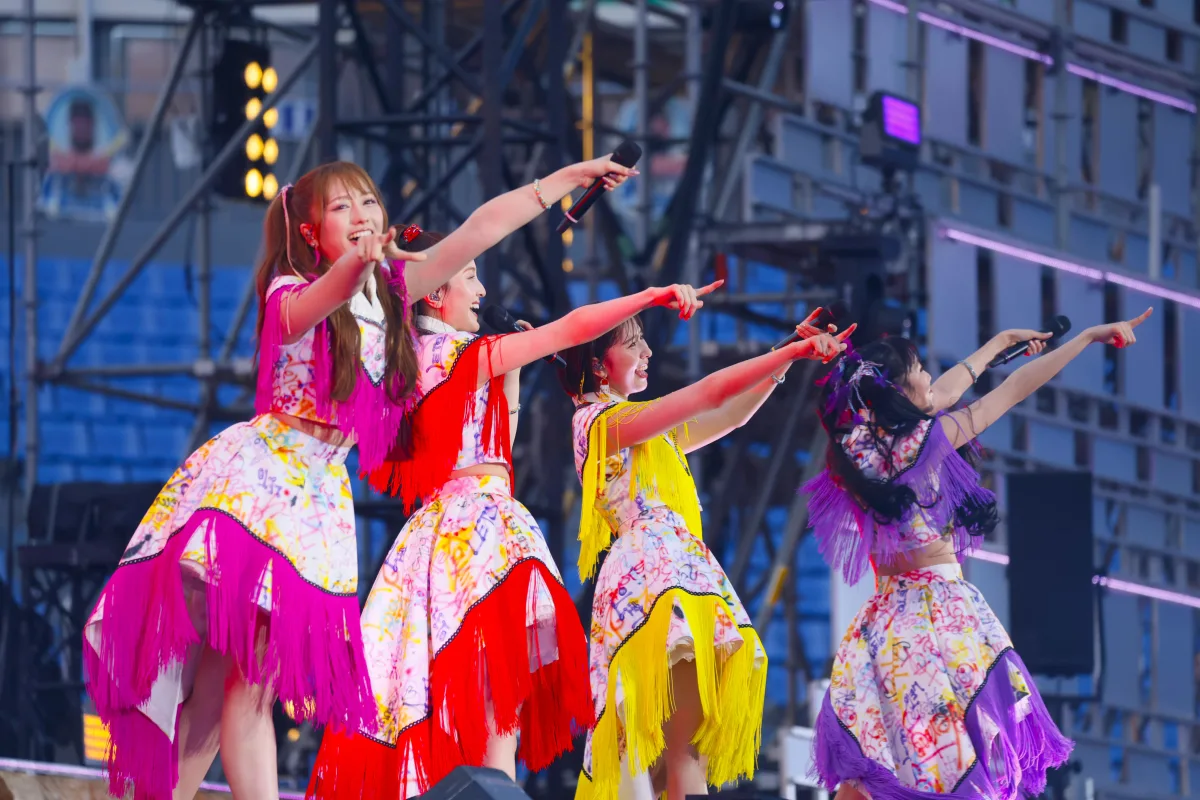 ももクロが恒例の夏ライブ『ももクロ夏のバカ騒ぎ』を開催。花火、放水、盆踊り…初開催となる横浜スタジアムでモノノフと共に熱狂した真夏の祝祭的な2日間