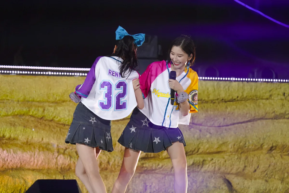 ももクロが恒例の夏ライブ『ももクロ夏のバカ騒ぎ』を開催。花火、放水、盆踊り…初開催となる横浜スタジアムでモノノフと共に熱狂した真夏の祝祭的な2日間