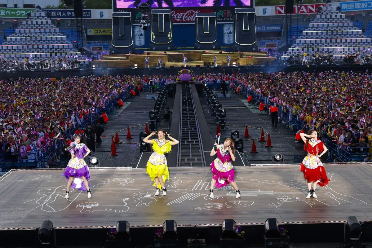 ももクロが恒例の夏ライブ『ももクロ夏のバカ騒ぎ』を開催。花火、放水、盆踊り…初開催となる横浜スタジアムでモノノフと共に熱狂した真夏の祝祭的な2日間