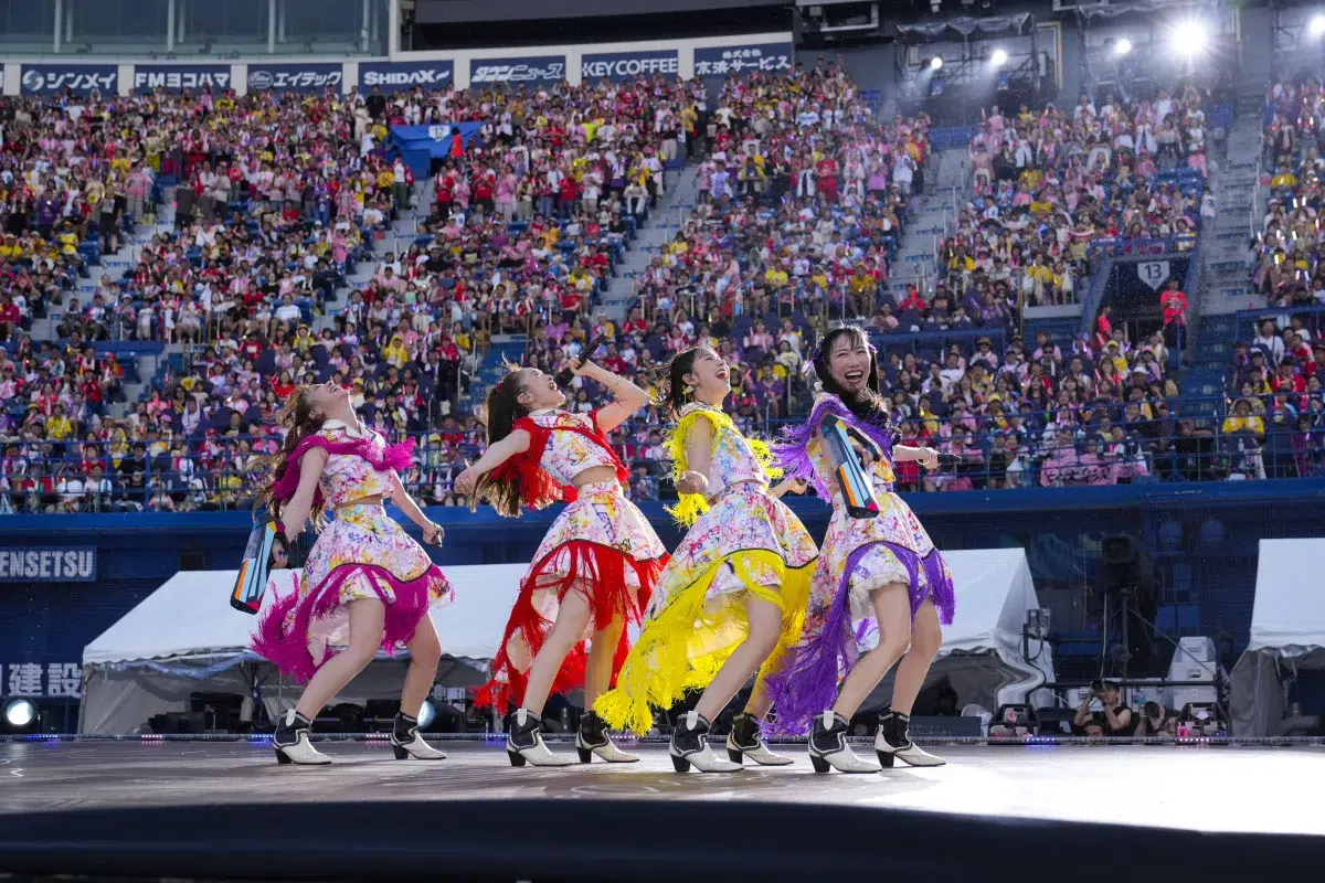 ももクロが恒例の夏ライブ『ももクロ夏のバカ騒ぎ』を開催。花火、放水、盆踊り…初開催となる横浜スタジアムでモノノフと共に熱狂した真夏の祝祭的な2日間