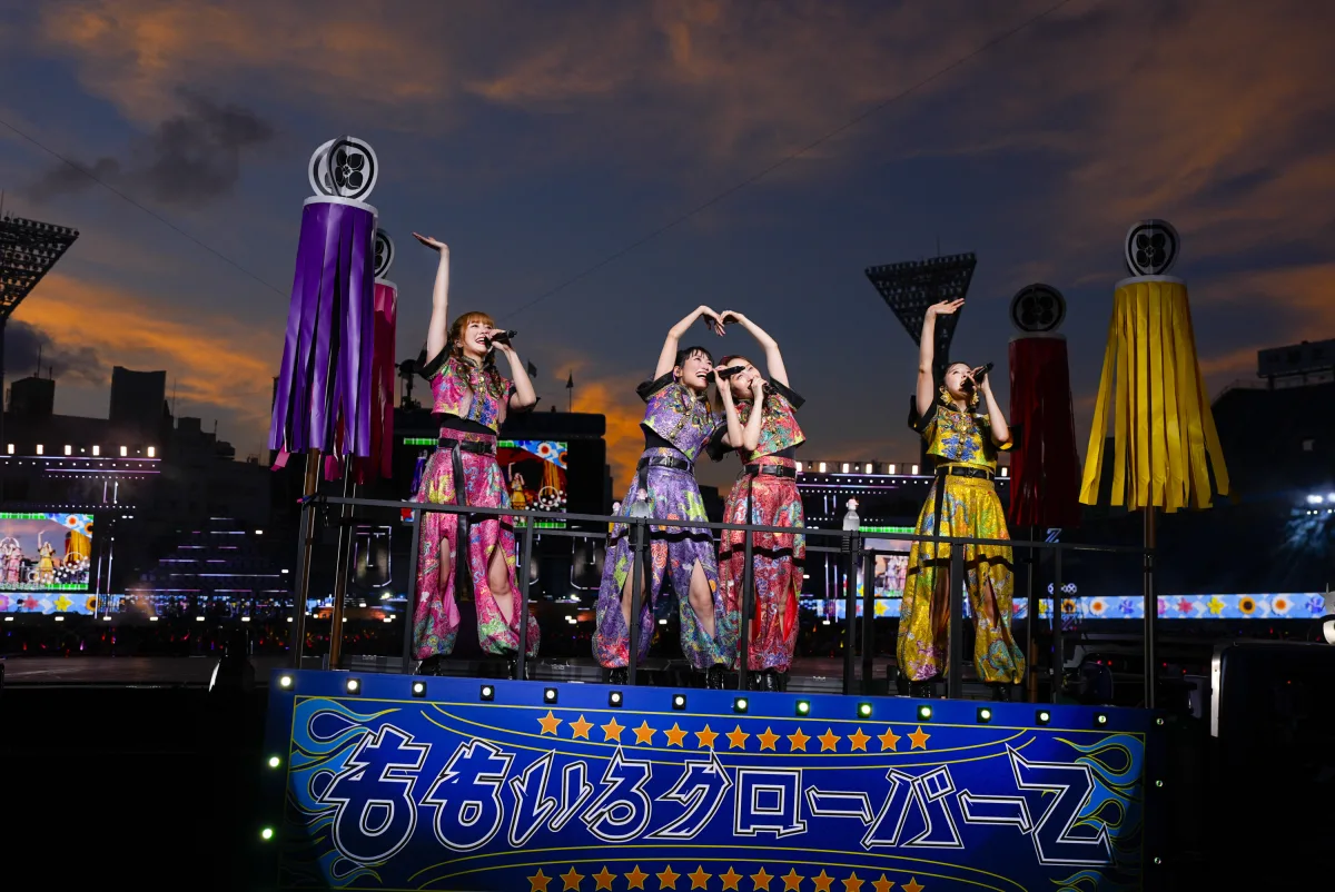 ももクロが恒例の夏ライブ『ももクロ夏のバカ騒ぎ』を開催。花火、放水、盆踊り…初開催となる横浜スタジアムでモノノフと共に熱狂した真夏の祝祭的な2日間