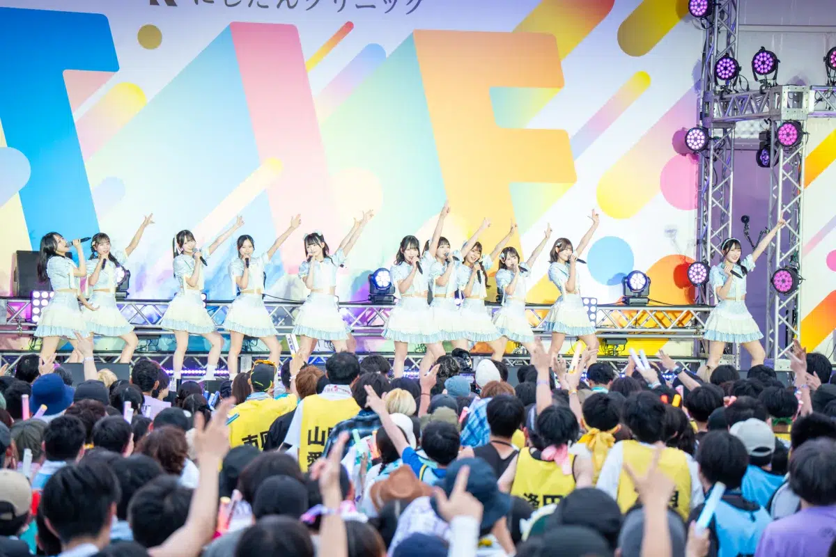 指原莉乃プロデュース「≒JOY」。　TOKYO IDOL FESTIVAL 2025にて、野外メインステージ「HOT　STAGE」に登場し、フェスならではの熱いライブパフォーマンスを披露！