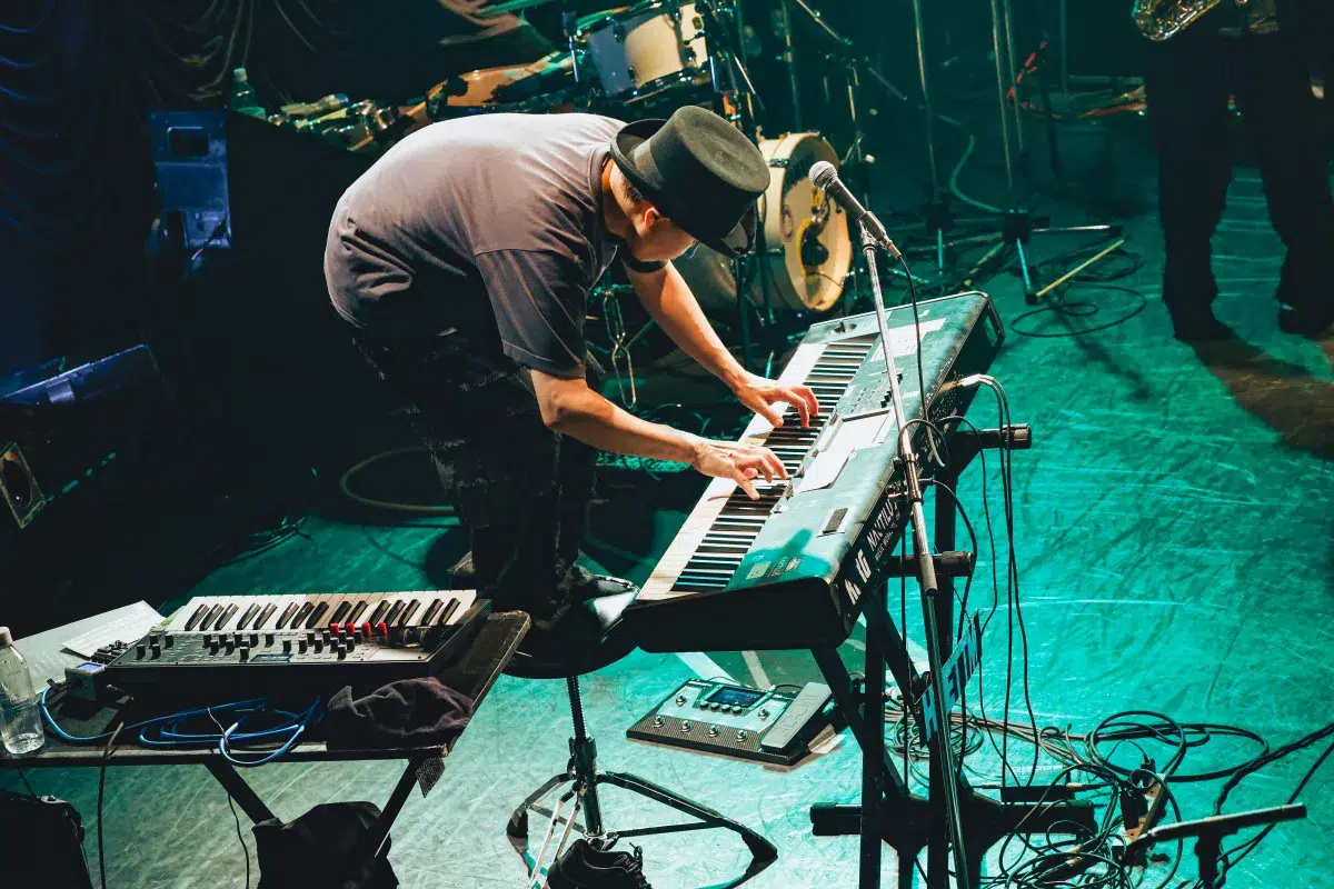 H ZETTRIO with ユッコ・ミラー、“音が踊る”熱狂の夜。アルバム『Dazz On』への期待が高まる、東京キネマ倶楽部公演ライブレポート