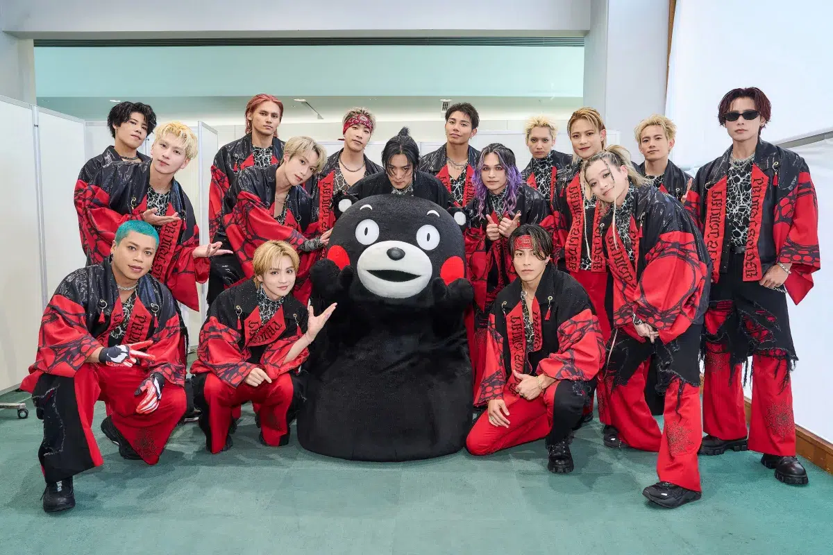 【THE RAMPAGE】くまモンと夢の初共演！全国アリーナツアーの熊本公演にてサプライズ登場でコラボダンスを披露！！