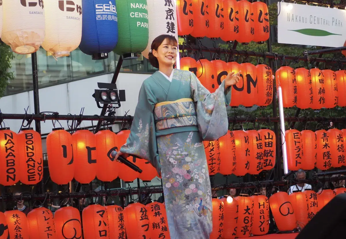 デビュー20周年　丘みどり　中野駅前大盆踊り大会に登場！ DJ KOOと『トリドリ夢見鳥』熱唱！