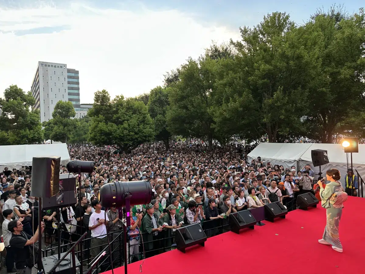 デビュー20周年　丘みどり　中野駅前大盆踊り大会に登場！ DJ KOOと『トリドリ夢見鳥』熱唱！