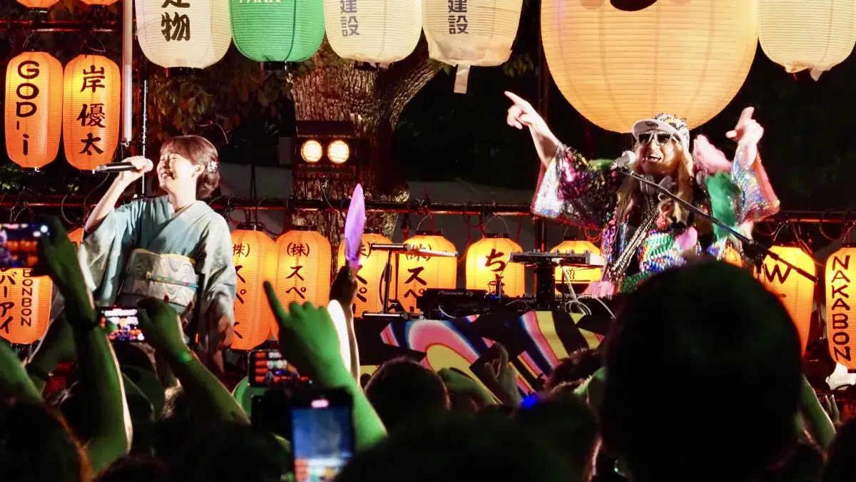 デビュー20周年　丘みどり　中野駅前大盆踊り大会に登場！ DJ KOOと『トリドリ夢見鳥』熱唱！