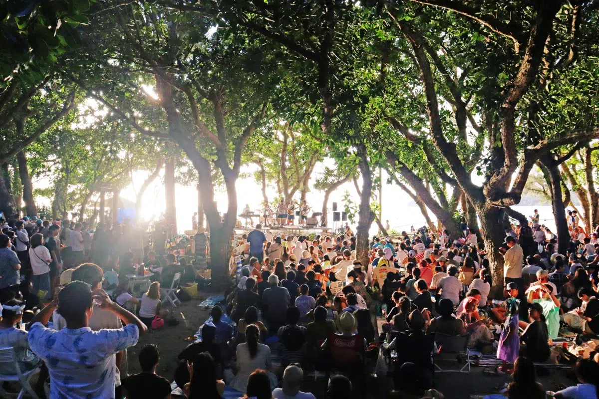 BEGIN、故郷・石垣島“初”の海の家をオープン！サンセットライブ“FIESTA”を開催！「海と空、色の移り変わりを楽しんでもらいたい！」（比嘉栄昇）