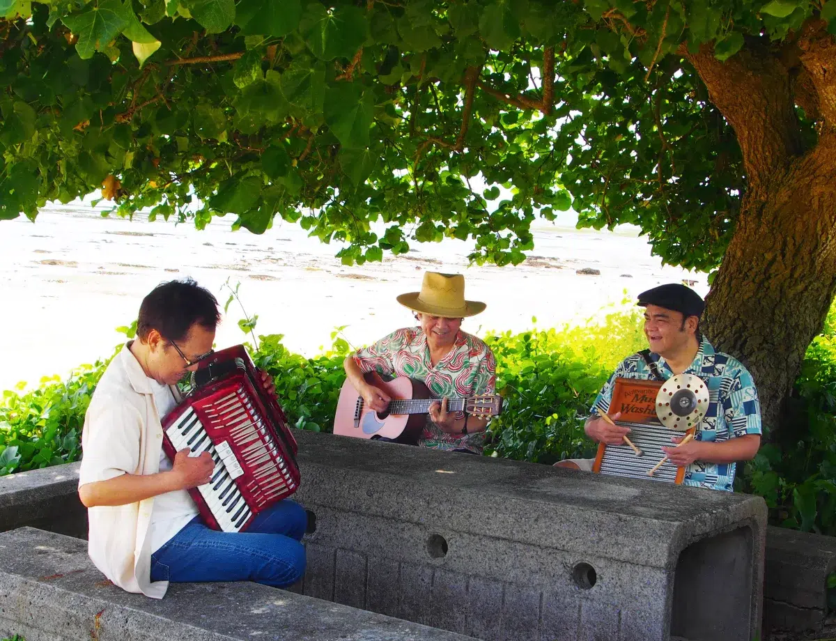 BEGIN、故郷・石垣島“初”の海の家をオープン！サンセットライブ“FIESTA”を開催！「海と空、色の移り変わりを楽しんでもらいたい！」（比嘉栄昇）