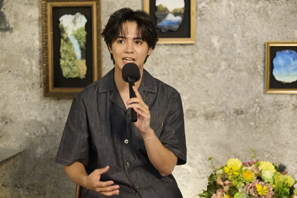 片寄涼太のソロアルバム「Bouquet」発売を記念したアート展覧会「The Vase for Bouquet」会場から生配信。「朝日のように、夢を見て」の歌唱も。