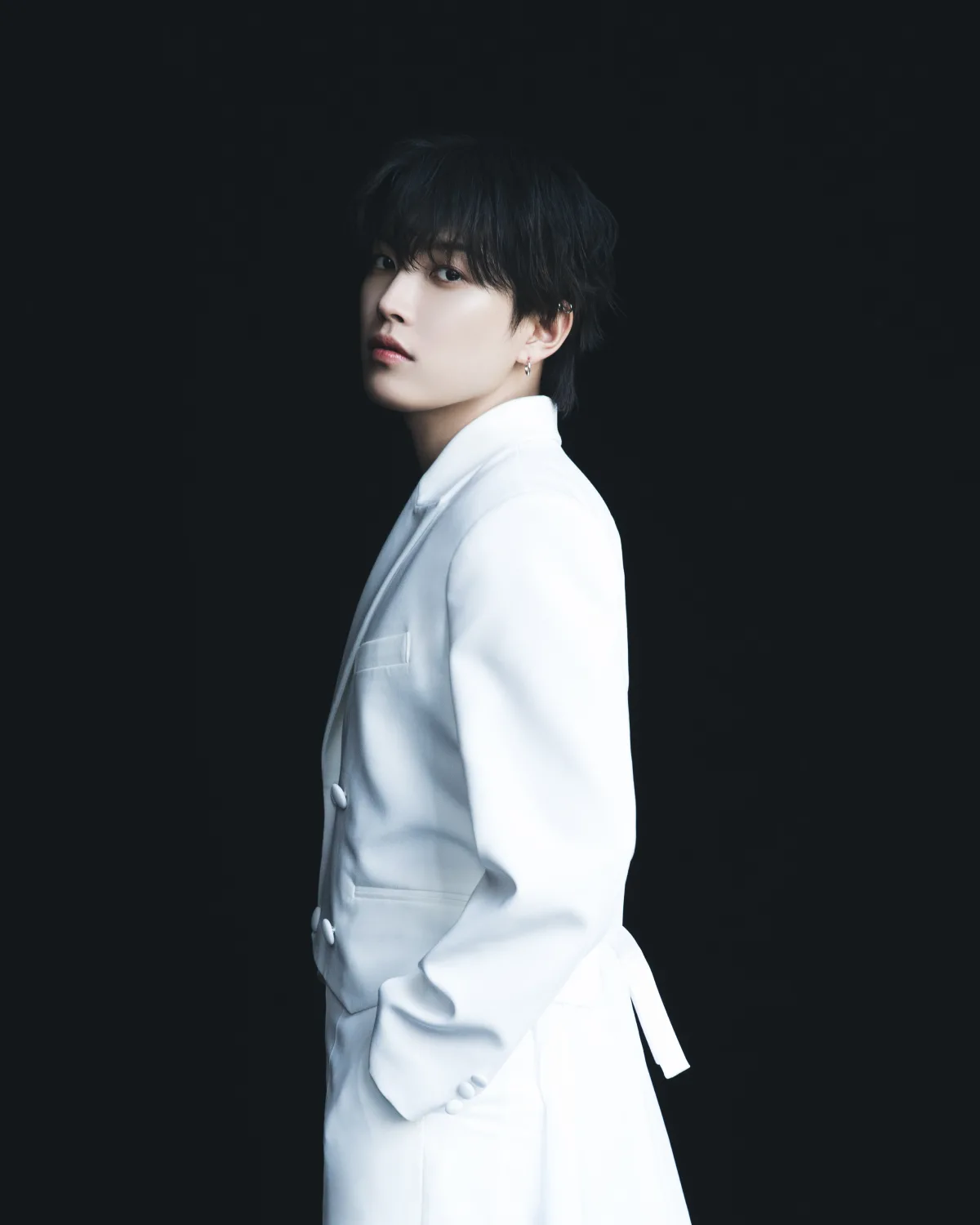 ATEEZ(エイティーズ) 9/17(水)発売のJAPAN 2ND FULL ALBUM「Ashes to Light」オールホワイトコーデで強さを秘めた感性を演出 第2弾メンバーソロコンセプトフォトがすべて公開！