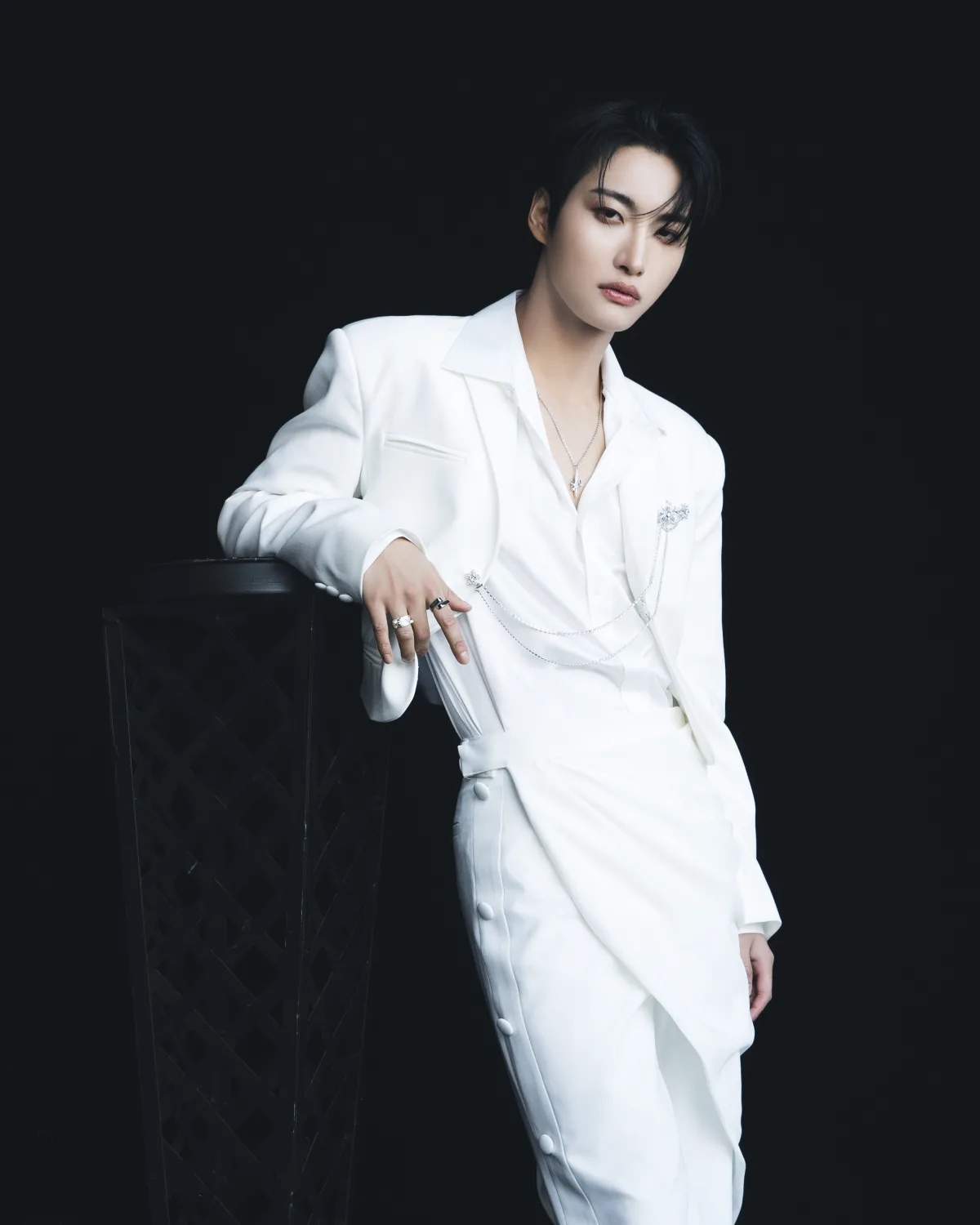 ATEEZ(エイティーズ) 9/17(水)発売のJAPAN 2ND FULL ALBUM「Ashes to Light」オールホワイトコーデで強さを秘めた感性を演出 第2弾メンバーソロコンセプトフォトがすべて公開！