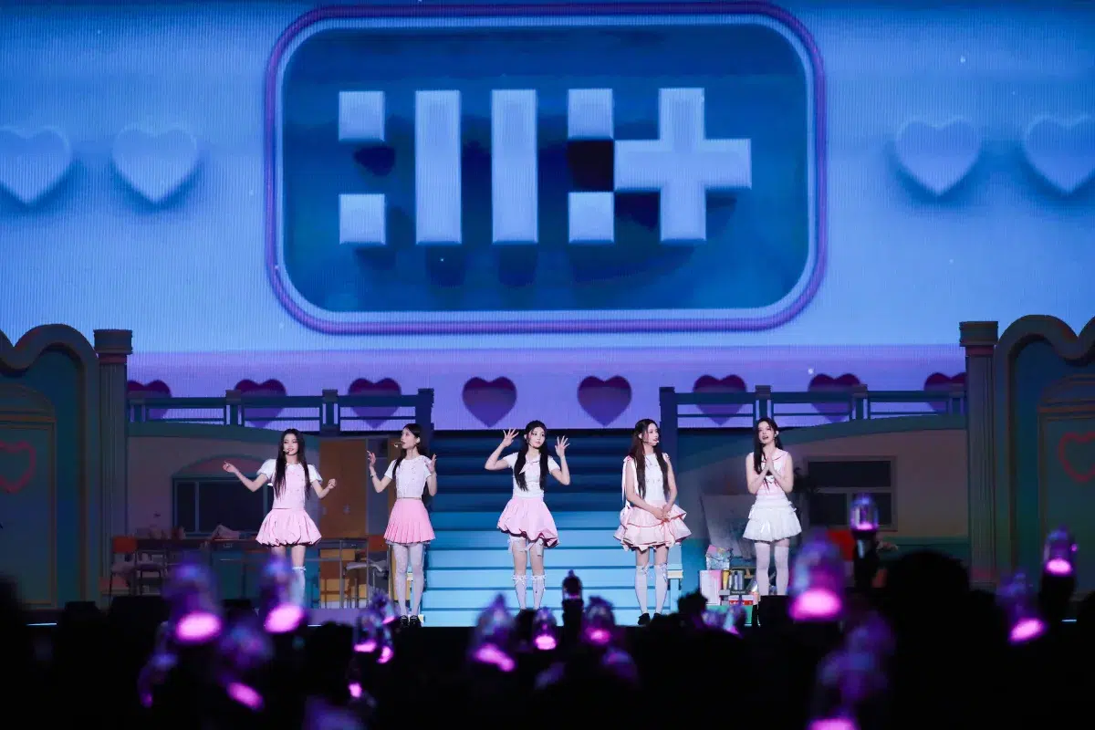 ILLIT、日本での初のファンコンサート『2025 ILLIT GLITTER DAY IN JAPAN』開幕！新曲「Topping」を 乃紫(noa)とサプライズ披露！「♡桃色片想い♡」などのJ-POP曲カバーも
