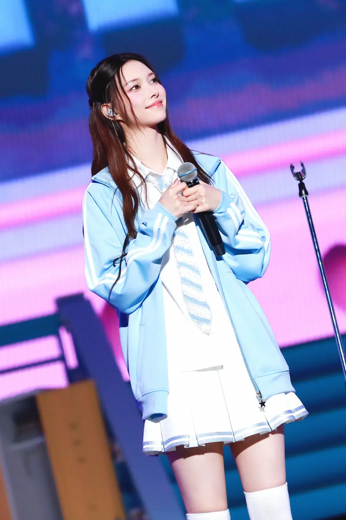 ILLIT、日本での初のファンコンサート『2025 ILLIT GLITTER DAY IN JAPAN』開幕！新曲「Topping」を 乃紫(noa)とサプライズ披露！「♡桃色片想い♡」などのJ-POP曲カバーも