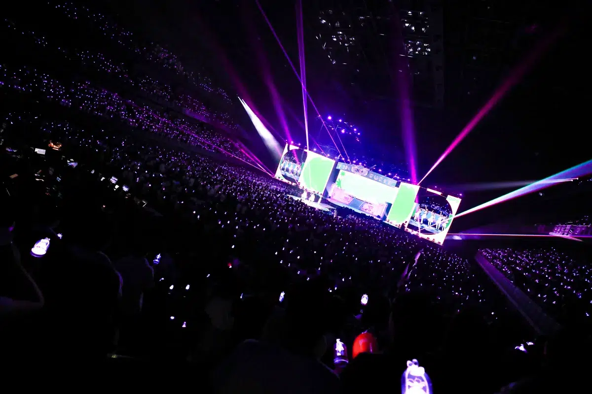 ILLIT、日本での初のファンコンサート『2025 ILLIT GLITTER DAY IN JAPAN』開幕！新曲「Topping」を 乃紫(noa)とサプライズ披露！「♡桃色片想い♡」などのJ-POP曲カバーも