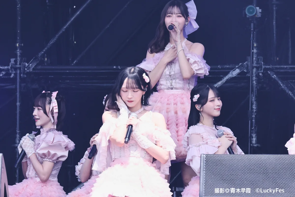 指原莉乃プロデュースのアイドルグループ ＝LOVE。　 茨城県・国営ひたち海浜公園にて開催中の野外音楽フェス「LuckyFes’25」 に出演！解放感ある野外ステージにて、熱気溢れえるパフォーマンスを披露！