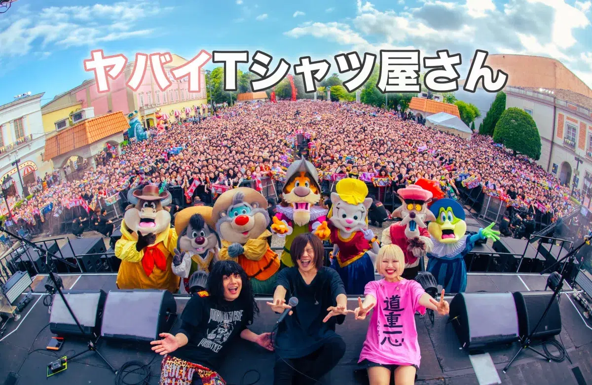 ヤバイTシャツ屋さん 2025年5月に開催、2日間で約1万6000人が志摩スペイン村を貸切に！？自身初主催の野外フェス&野外ワンマンライブ「ヤバイTシャツ屋さん ”Tank-top Festival 2025” in 志摩スペイン村」8月19日(火)20:00頃〜YouTube無料生配信決定！ヤバTメンバーも生出演！