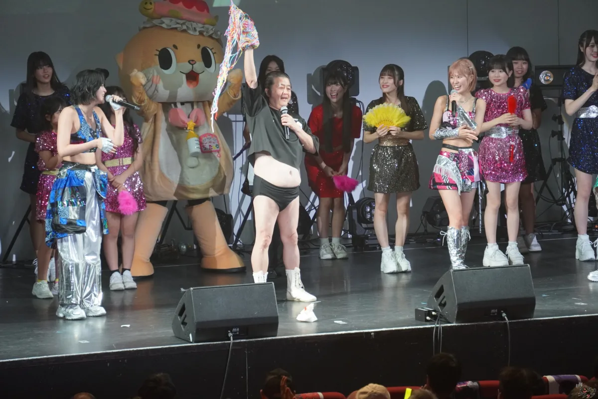 仮面女子、東名阪ツアーファイナル大盛況！新曲初披露に長州小力も乱入で熱狂の渦