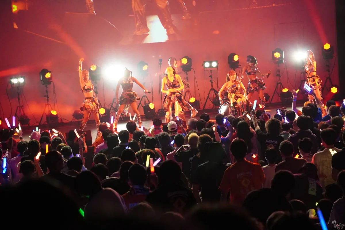 仮面女子、東名阪ツアーファイナル大盛況！新曲初披露に長州小力も乱入で熱狂の渦