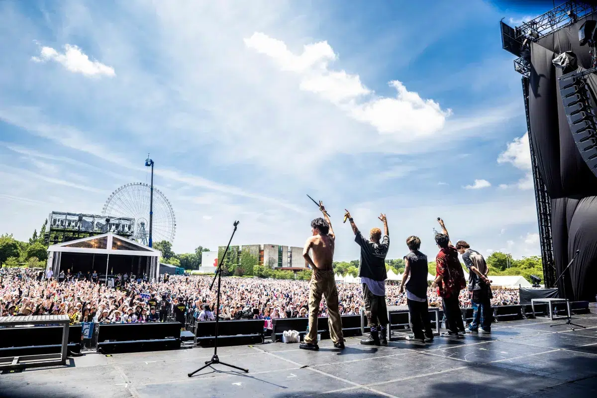 Aぇ! group CDデビュー後“初”となる音楽フェス「SUMMER SONIC 2025 OSAKA」出演！初パフォーマンスとなる「PHOTOGENIC」を含む全11曲を披露し、熱気と歓声がぶつかり合う圧巻のパフォーマンスでメインステージであるAIR STAGEに集結した観客を魅了！ サマソニで披露したバラエティ豊かなセットリストのダイジェスト映像公開。
