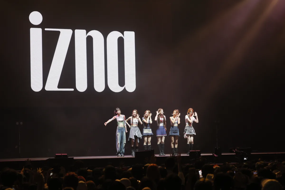 izna 日本国内最大級の音楽フェス『SUMMER SONIC 2025』 izna初出演。新人らしからぬ堂々としたステージを披露し、ファンの視線を釘付けに。「私たちiznaがサマーソニックにやってきました！」
