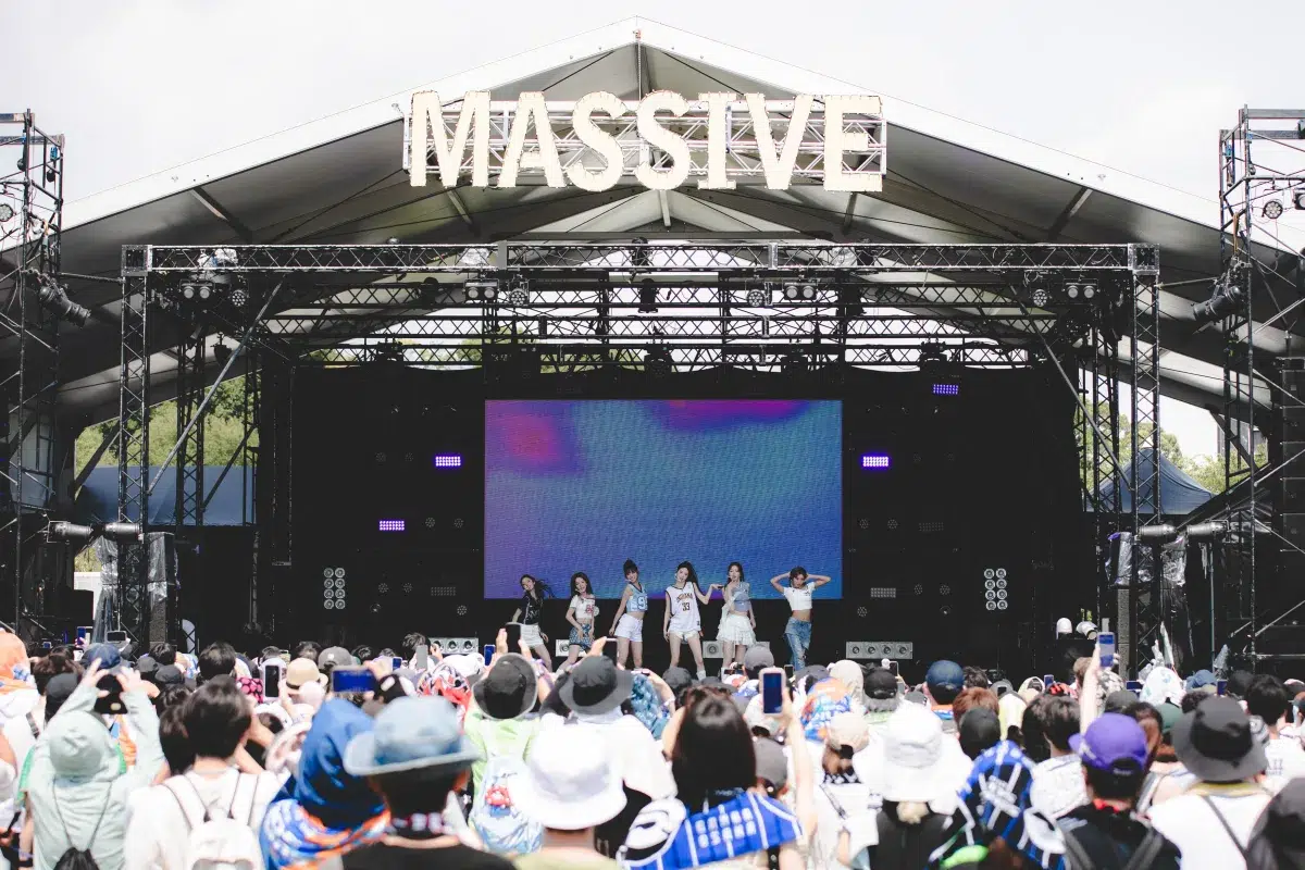 izna 日本国内最大級の音楽フェス『SUMMER SONIC 2025』 izna初出演。新人らしからぬ堂々としたステージを披露し、ファンの視線を釘付けに。「私たちiznaがサマーソニックにやってきました！」