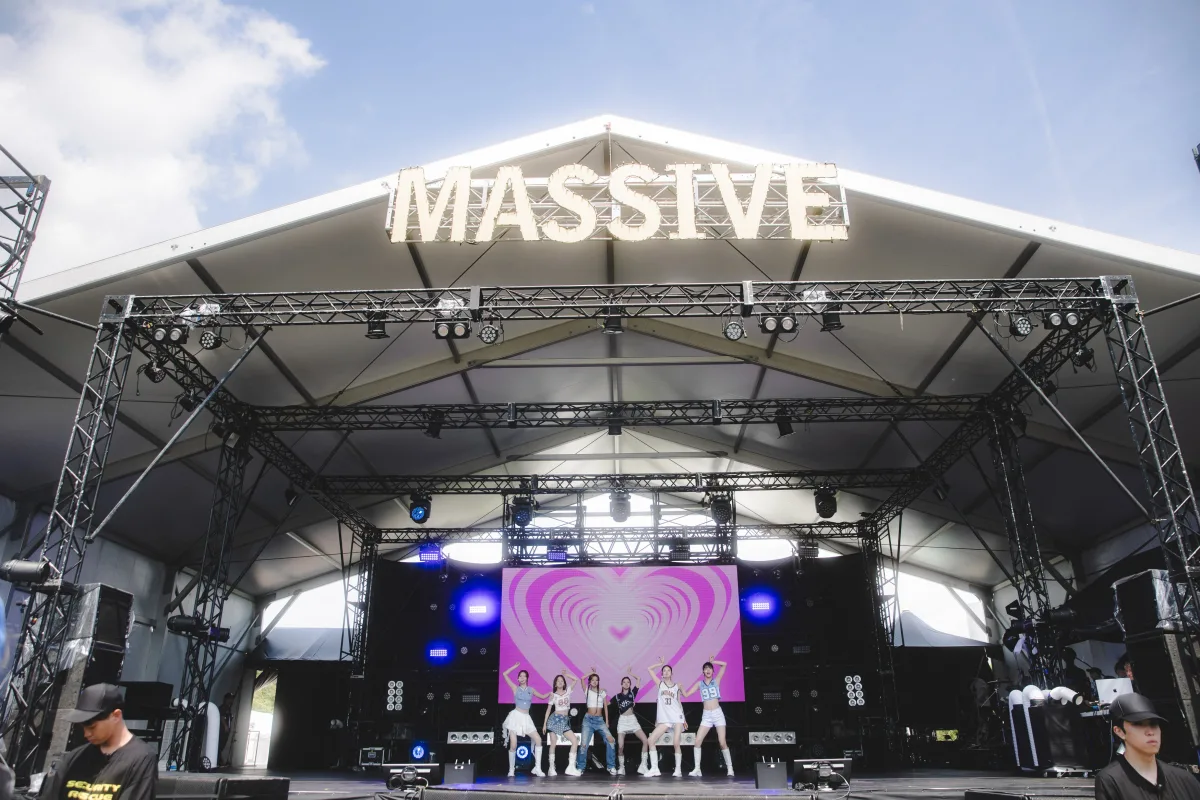 izna 日本国内最大級の音楽フェス『SUMMER SONIC 2025』 izna初出演。新人らしからぬ堂々としたステージを披露し、ファンの視線を釘付けに。「私たちiznaがサマーソニックにやってきました！」