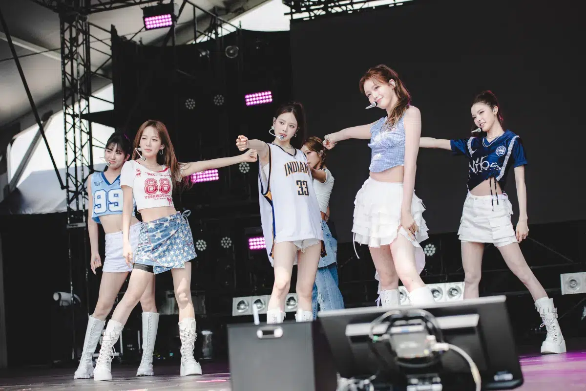 izna 日本国内最大級の音楽フェス『SUMMER SONIC 2025』 izna初出演。新人らしからぬ堂々としたステージを披露し、ファンの視線を釘付けに。「私たちiznaがサマーソニックにやってきました！」