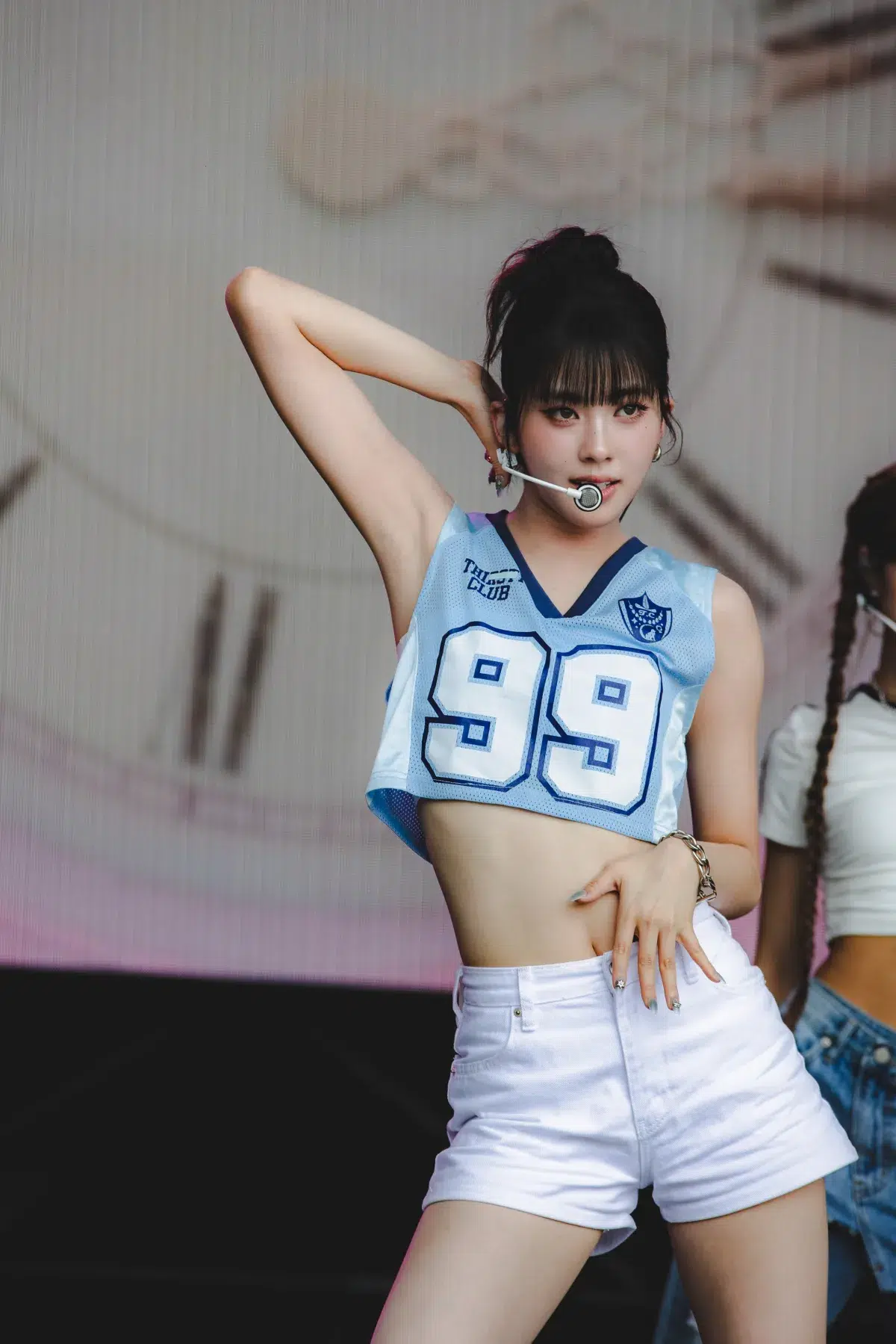 izna 日本国内最大級の音楽フェス『SUMMER SONIC 2025』 izna初出演。新人らしからぬ堂々としたステージを披露し、ファンの視線を釘付けに。「私たちiznaがサマーソニックにやってきました！」