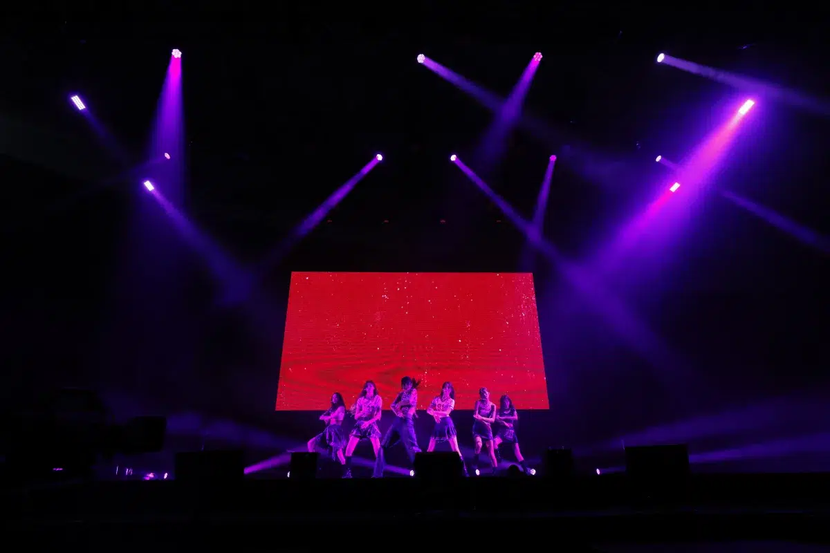 izna 日本国内最大級の音楽フェス『SUMMER SONIC 2025』 izna初出演。新人らしからぬ堂々としたステージを披露し、ファンの視線を釘付けに。「私たちiznaがサマーソニックにやってきました！」
