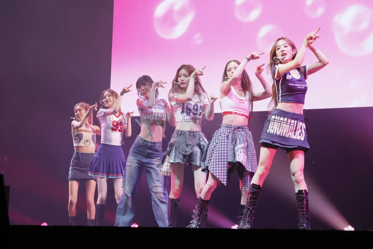 izna 日本国内最大級の音楽フェス『SUMMER SONIC 2025』 izna初出演。新人らしからぬ堂々としたステージを披露し、ファンの視線を釘付けに。「私たちiznaがサマーソニックにやってきました！」