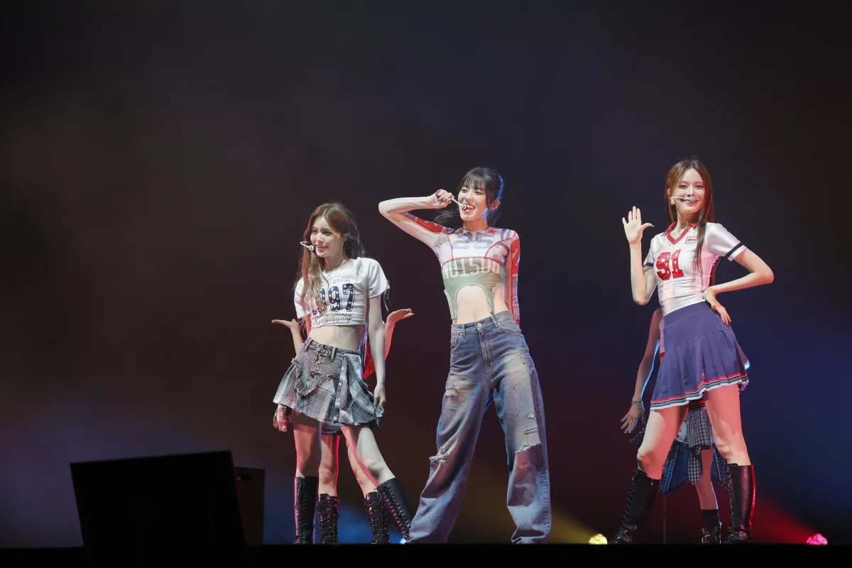 izna 日本国内最大級の音楽フェス『SUMMER SONIC 2025』 izna初出演。新人らしからぬ堂々としたステージを披露し、ファンの視線を釘付けに。「私たちiznaがサマーソニックにやってきました！」