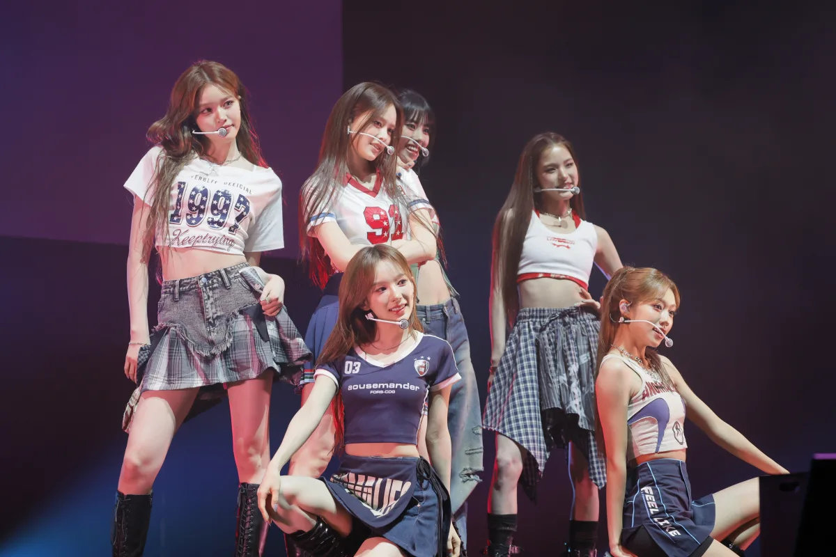 izna 日本国内最大級の音楽フェス『SUMMER SONIC 2025』 izna初出演。新人らしからぬ堂々としたステージを披露し、ファンの視線を釘付けに。「私たちiznaがサマーソニックにやってきました！」