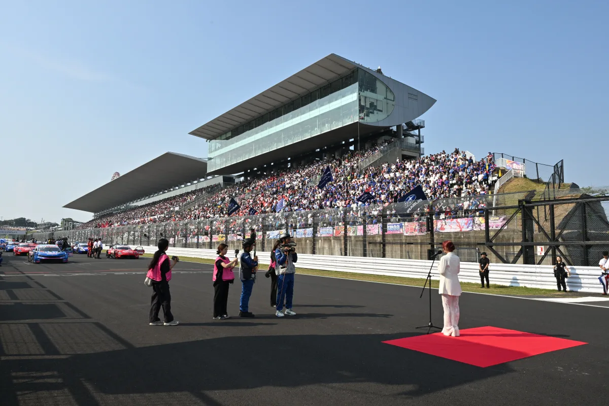 【RUI】(f5ve/iScream)「2025 AUTOBACS SUPER GT ROUND5 SUZUKA GT 300km RACE」決勝スタート前セレモニーにて自身初の国歌独唱！「本当に貴重な経験と挑戦をさせていただくことができました」