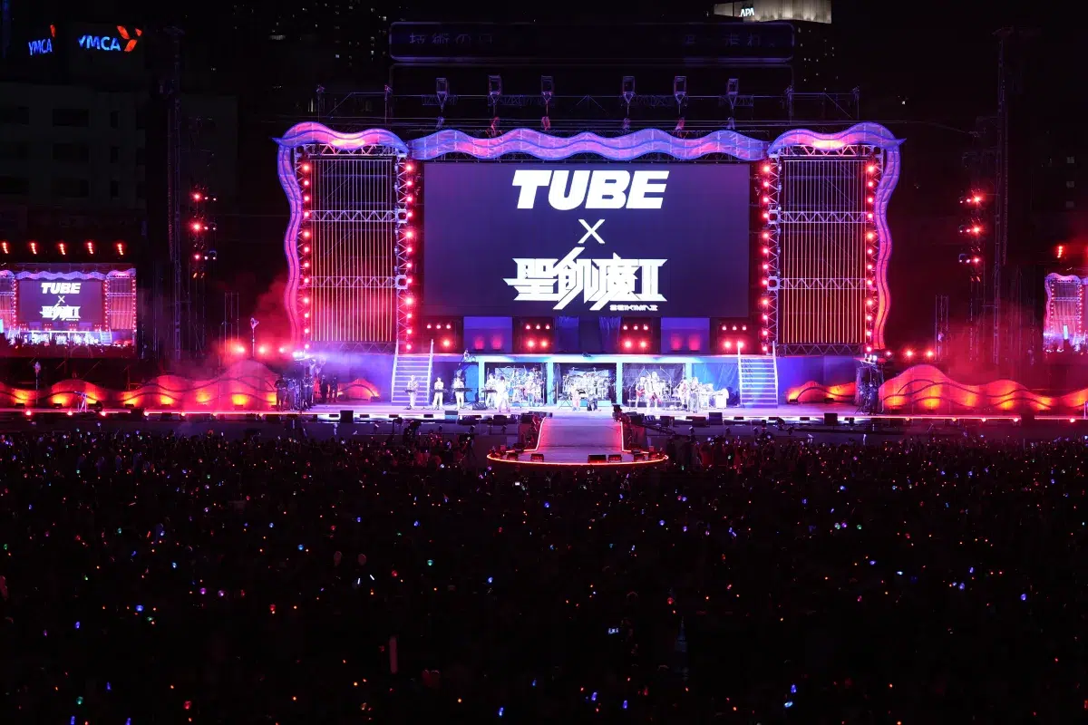 TUBE、真骨頂の野外ライブ、デビュー40周年の横浜スタジアム開催！吹き出す炎や大噴水、打ち上げ花火など、スケール感溢れる圧巻のステージを展開シークレットゲストとして聖飢魔Ⅱ、広瀬香美ほか豪華ゲストが登場