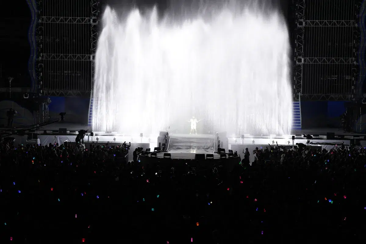 TUBE、真骨頂の野外ライブ、デビュー40周年の横浜スタジアム開催！吹き出す炎や大噴水、打ち上げ花火など、スケール感溢れる圧巻のステージを展開シークレットゲストとして聖飢魔Ⅱ、広瀬香美ほか豪華ゲストが登場