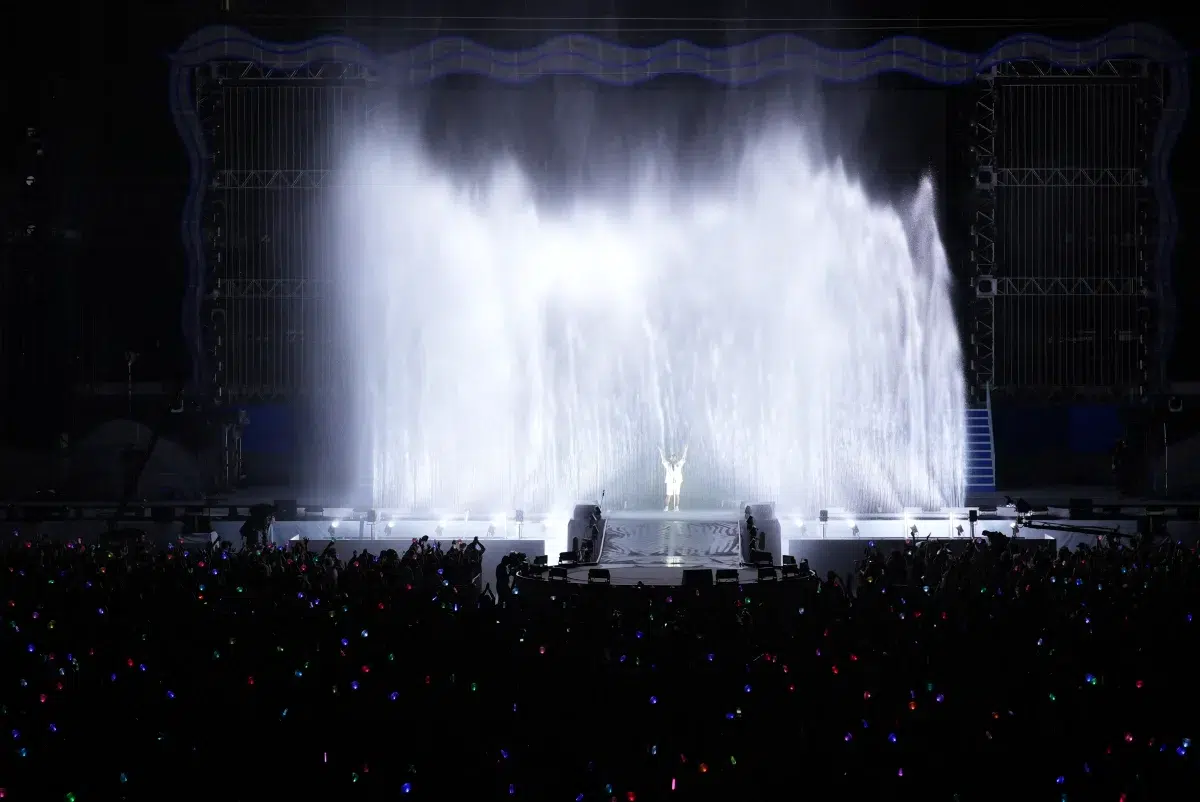 TUBE、真骨頂の野外ライブ、デビュー40周年の横浜スタジアム開催！吹き出す炎や大噴水、打ち上げ花火など、スケール感溢れる圧巻のステージを展開シークレットゲストとして聖飢魔Ⅱ、広瀬香美ほか豪華ゲストが登場