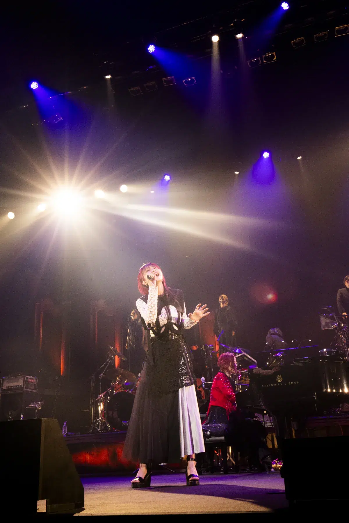梶浦由記ツアー最終公演に、LiSAがサプライズ出演！『劇場版「鬼滅の刃」無限城編 第一章 猗窩座再来』主題歌の「残酷な夜に輝け」をライブ初披露。FictionJunction feat. KAORIの新曲「引き出しで発光している」配信開始！