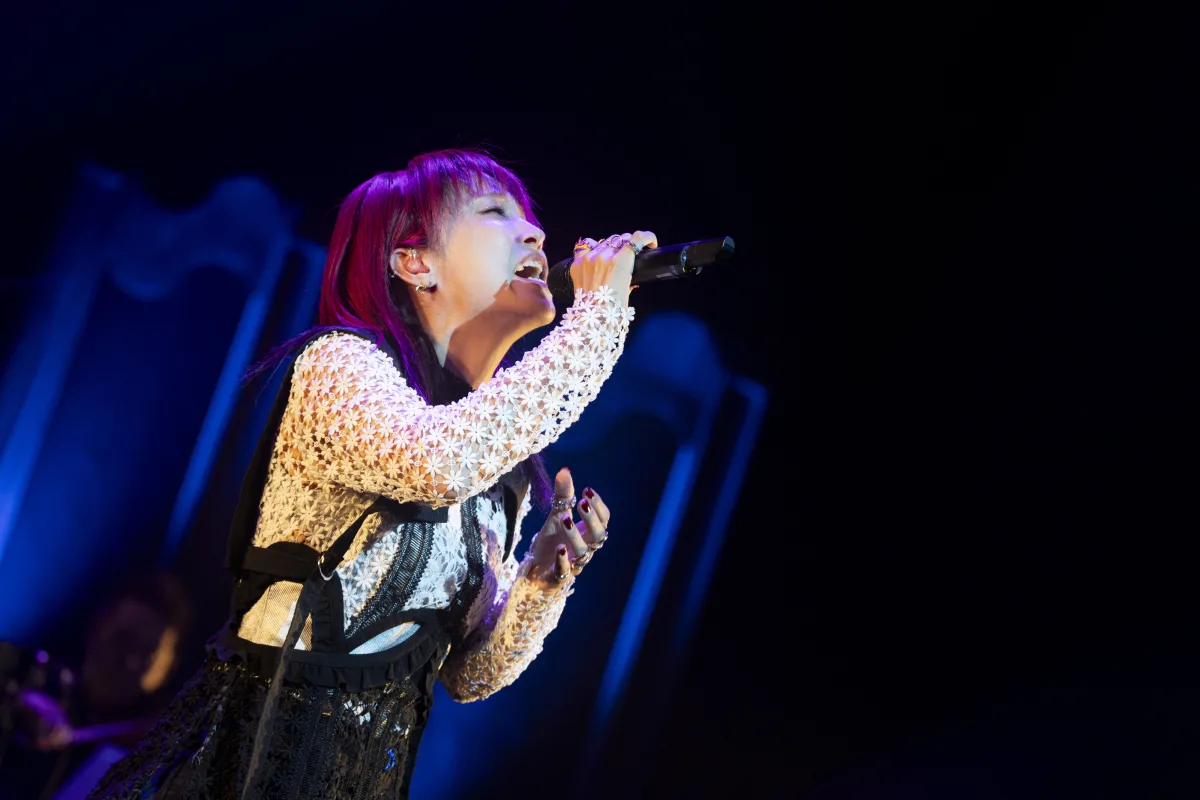 梶浦由記ツアー最終公演に、LiSAがサプライズ出演！『劇場版「鬼滅の刃」無限城編 第一章 猗窩座再来』主題歌の「残酷な夜に輝け」をライブ初披露。FictionJunction feat. KAORIの新曲「引き出しで発光している」配信開始！