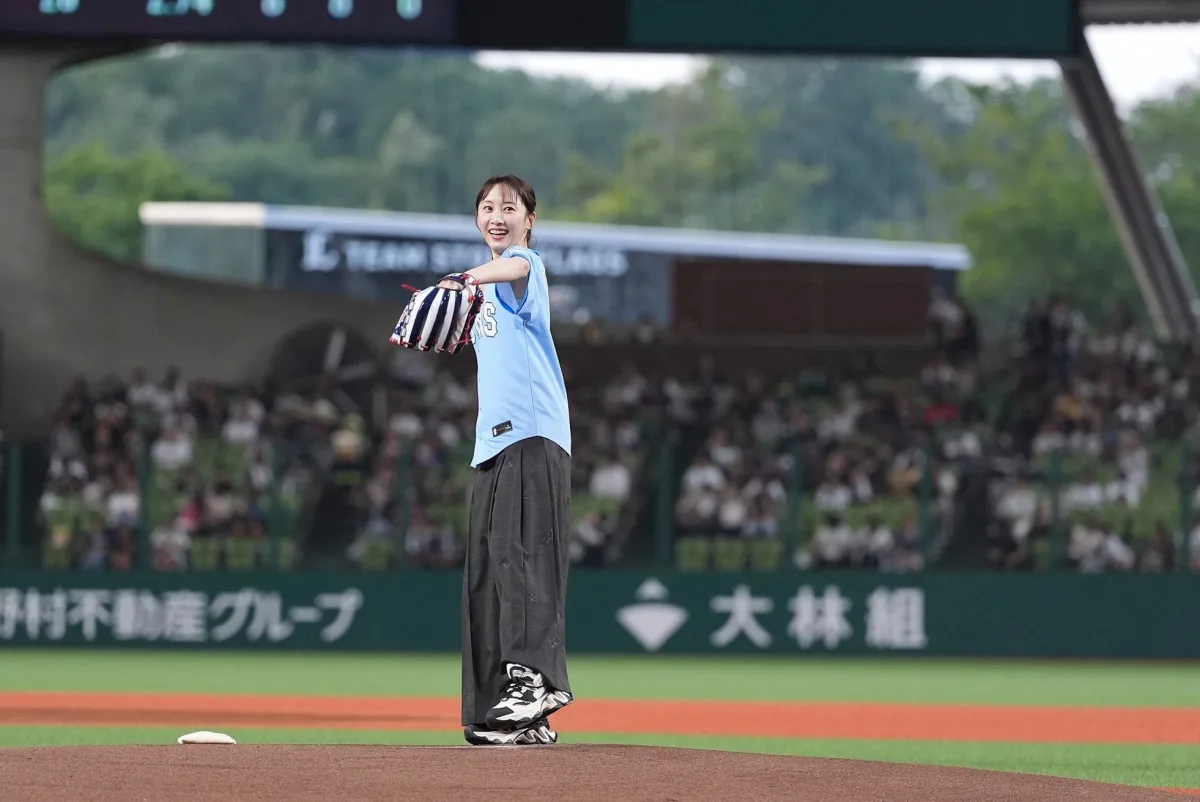 ノーバンならずも65点!松井玲奈が『ハリー・ポッター』ユニで初セレモニアルピッチに挑戦! 3 ノーバンならずも65点!松井玲奈が『ハリー・ポッター』ユニで初セレモニアルピッチに挑戦!