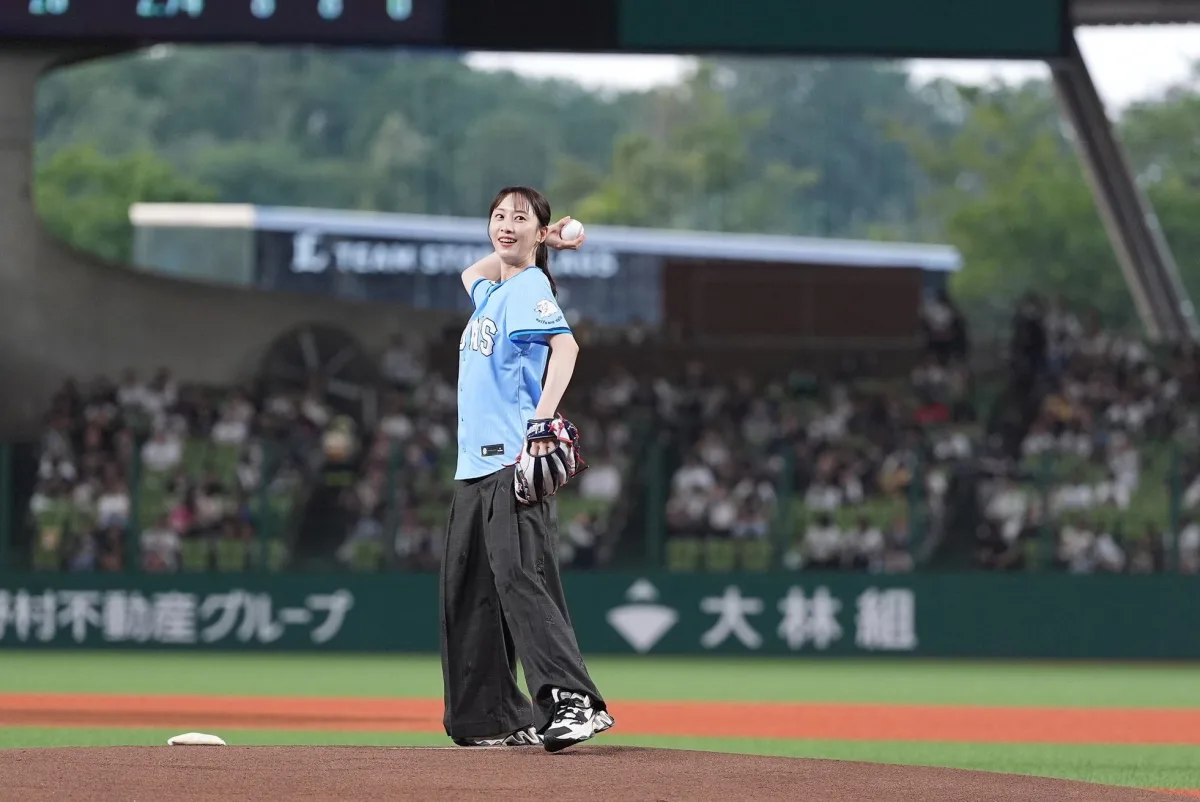 ノーバンならずも65点!松井玲奈が『ハリー・ポッター』ユニで初セレモニアルピッチに挑戦! 5 ノーバンならずも65点!松井玲奈が『ハリー・ポッター』ユニで初セレモニアルピッチに挑戦!