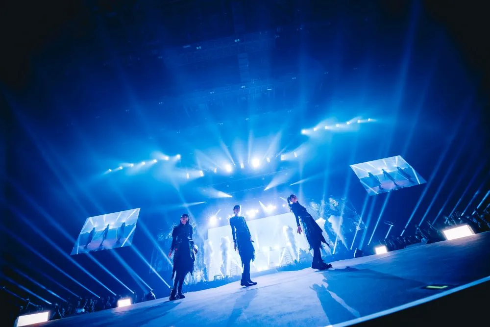 聖飢魔II vs BABYMETAL〜悪魔が来たりてベビメタる〜 聖飢魔IIとBABYMETAL 10万年前から繋がっていたという衝撃の事実が発覚！ 魔暦27(‘25)年Kアリーナにて、遂に悪魔とメタルの神キツネ様と和解成立!! HR/HM界を揺るがす悪魔と神の2組による夢のコラボレーションも実現!!