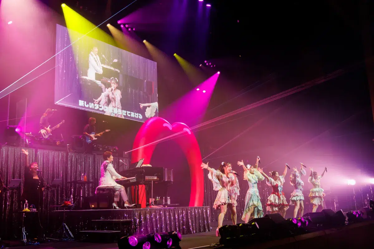 フィロソフィーのダンス 広瀬香美氏プロデュースの音楽祭「Kohmi EXPO 2025」にてフィロソフィーのダンスの新曲を広瀬香美氏がプロデュースすることをライブ共演中にサプライズ発表！