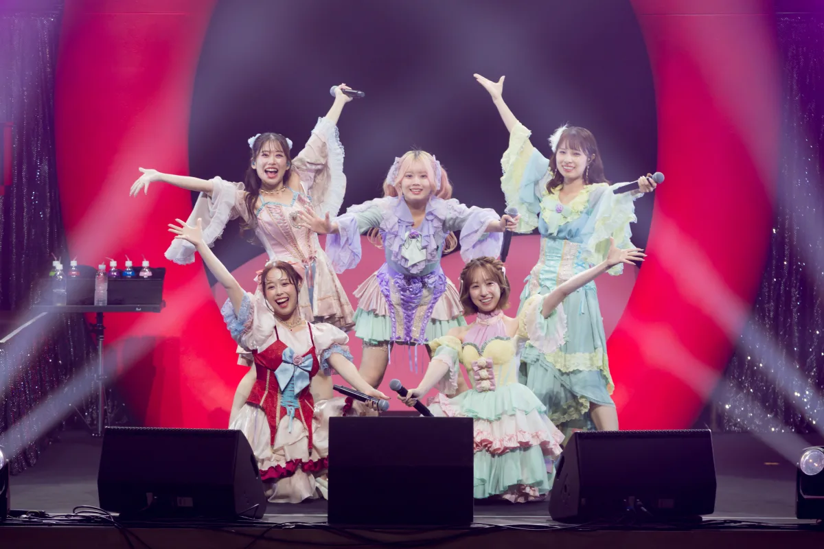 フィロソフィーのダンス 広瀬香美氏プロデュースの音楽祭「Kohmi EXPO 2025」にてフィロソフィーのダンスの新曲を広瀬香美氏がプロデュースすることをライブ共演中にサプライズ発表！
