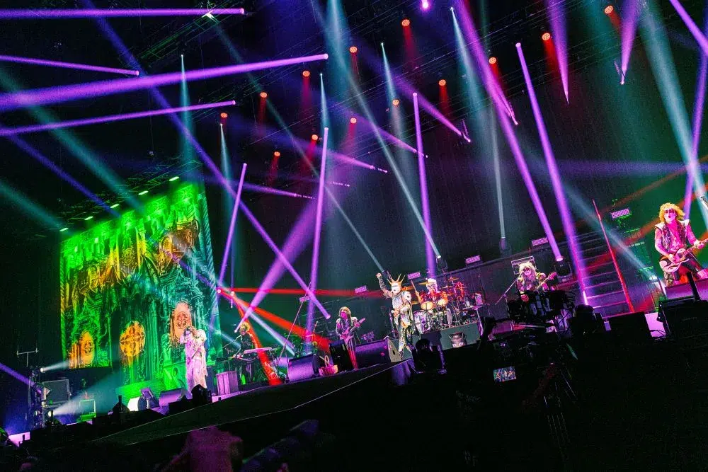 聖飢魔II vs BABYMETAL〜悪魔が来たりてベビメタる〜 聖飢魔IIとBABYMETAL 10万年前から繋がっていたという衝撃の事実が発覚！ 魔暦27(‘25)年Kアリーナにて、遂に悪魔とメタルの神キツネ様と和解成立!! HR/HM界を揺るがす悪魔と神の2組による夢のコラボレーションも実現!!